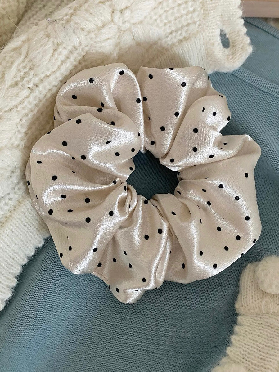 Elegant Polka Dot Pattern Scrunchies